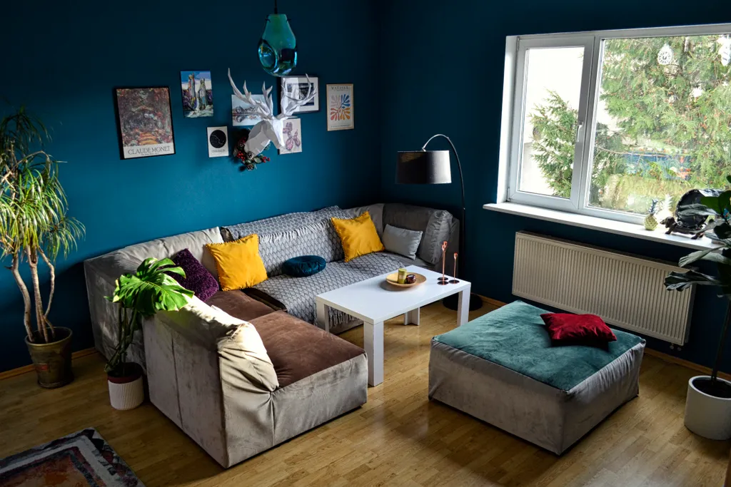 Комната в необычной квартире с видом на ручей и деревья (см. описание)