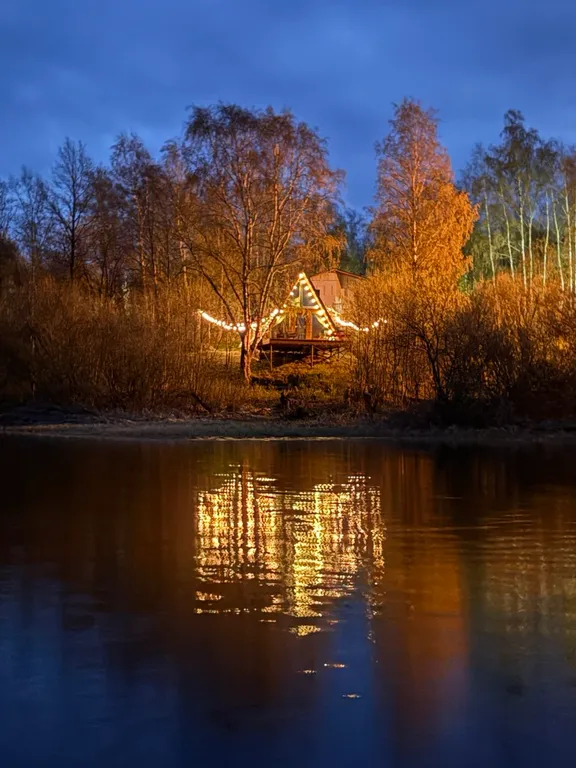Дом на берегу реки с видом на закат