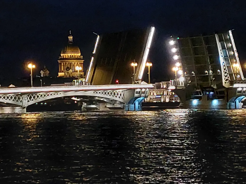 Квартира на набережной в центре у моста
