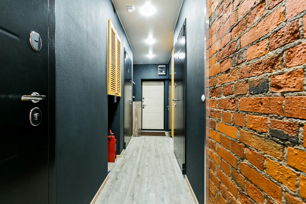 Современная студия с видом на городские огни