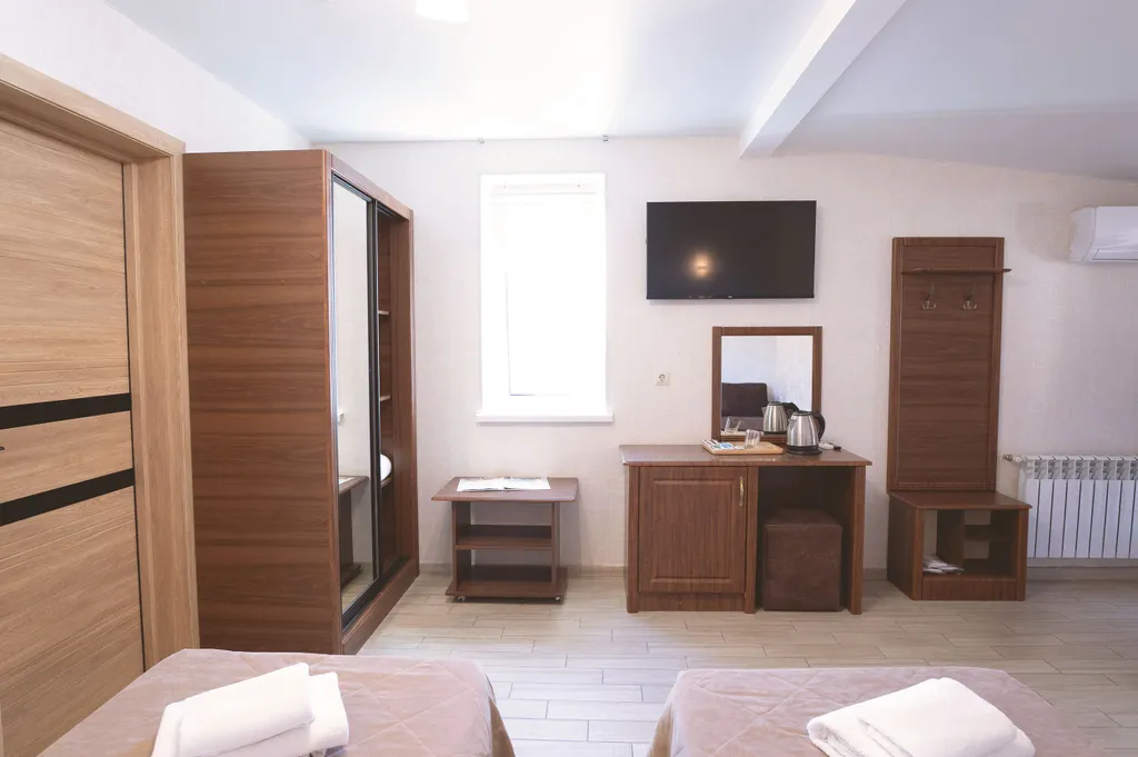 Трёхместный номер с балконом, вид на горы, доступен бассейн