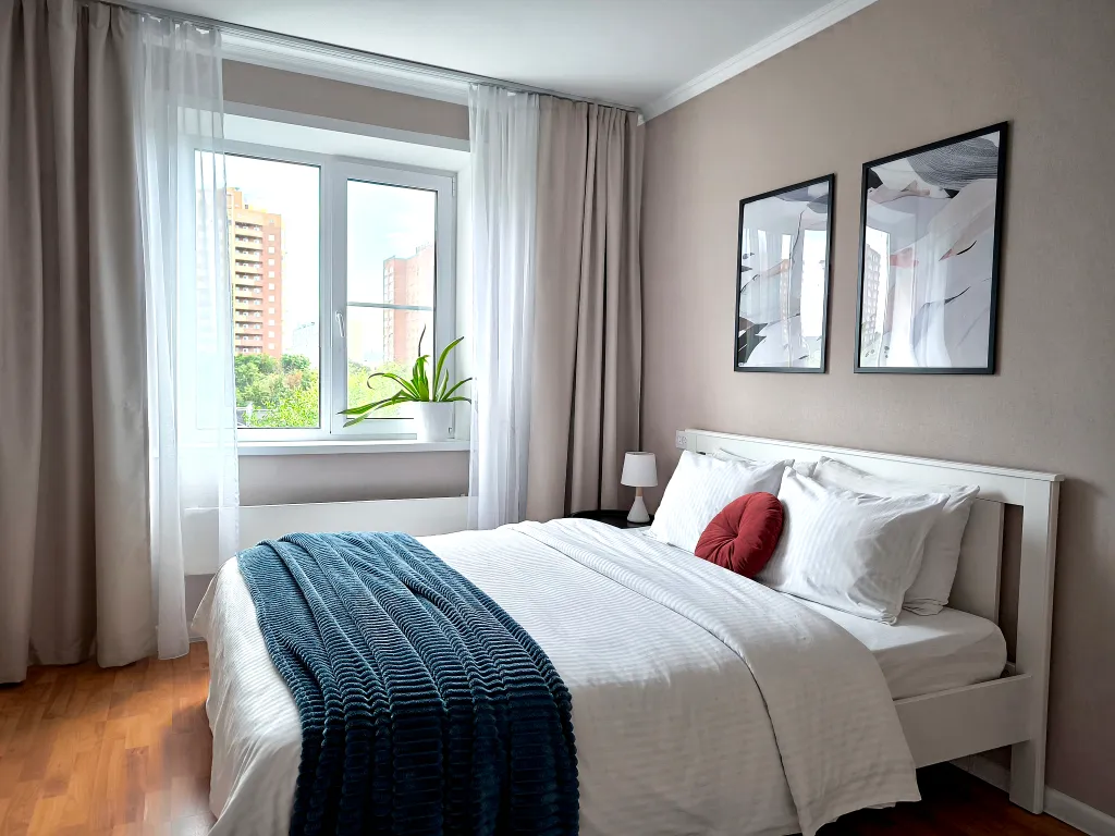 Солнечная двухкомнатная квартира с видом на город