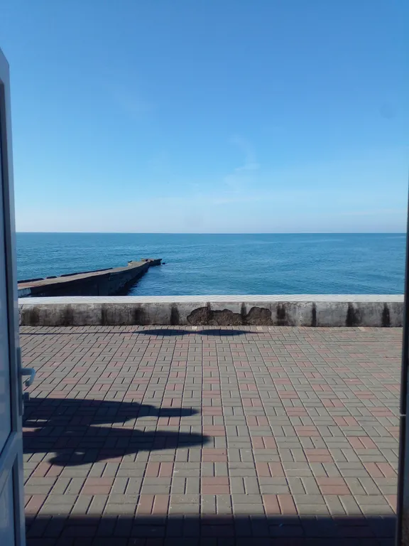 Эллинг на берегу моря