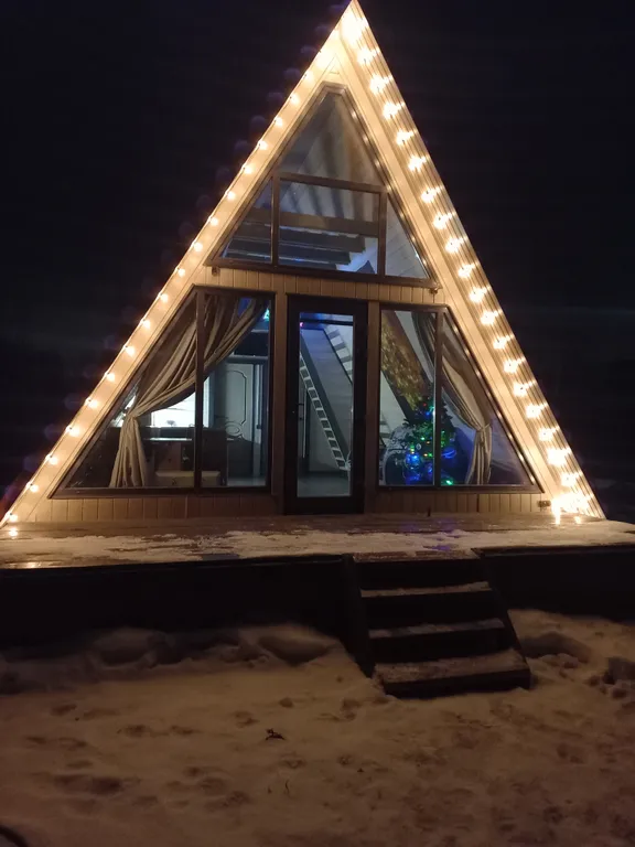 Дом А-фрейм с видом на лес