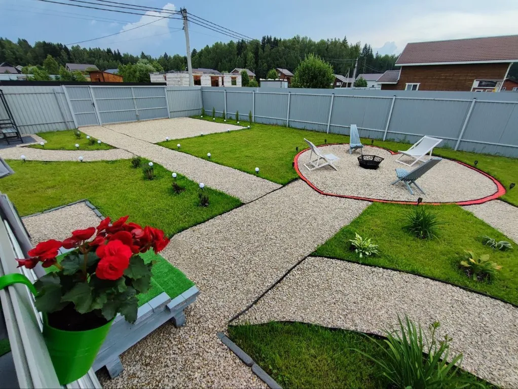 Новый стильный дом в окружении леса