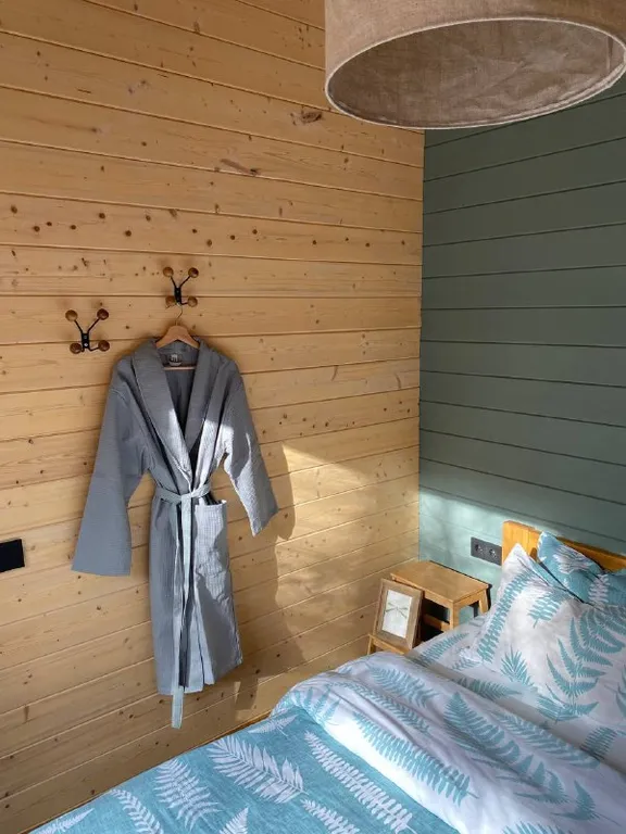 Дом на краю леса с видом на горы