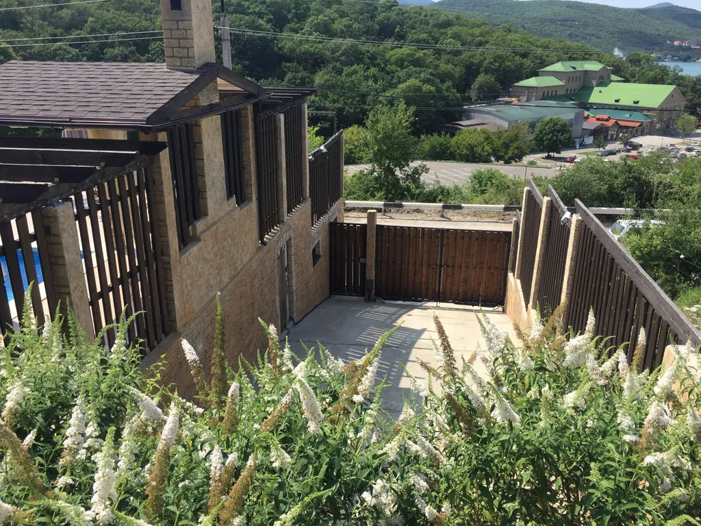 Вилла с бассейном и видом на озеро