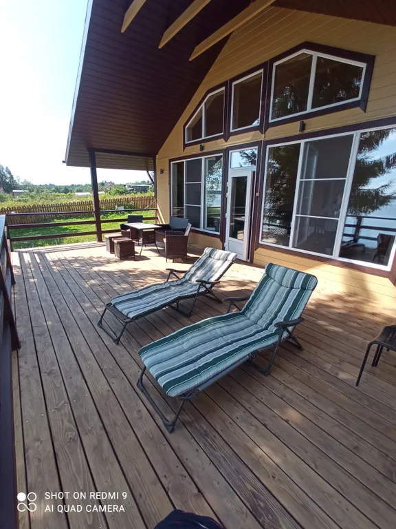 Коттедж с большой террасой на берегу Селигера