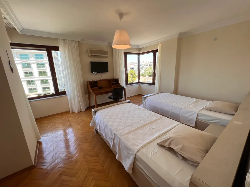 Spacious luxury waterfront flat