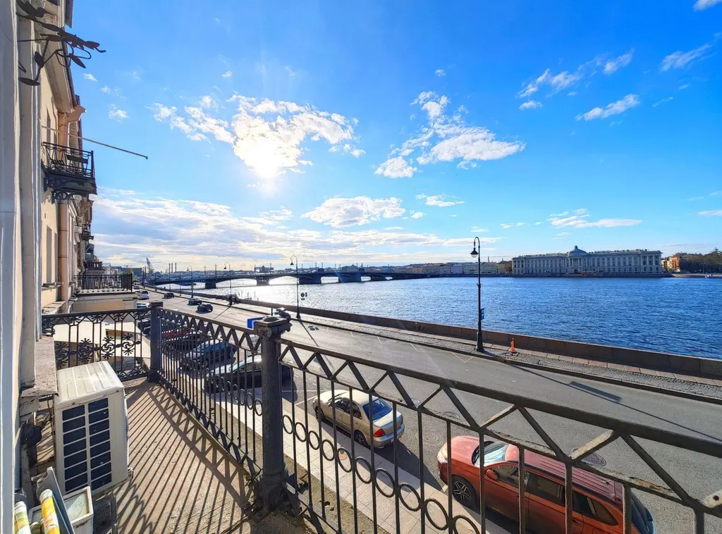 Квартира 2-комнатная квартира с балконом и панорамным видом на центральную акваторию Невы — Санкт-Петербург
