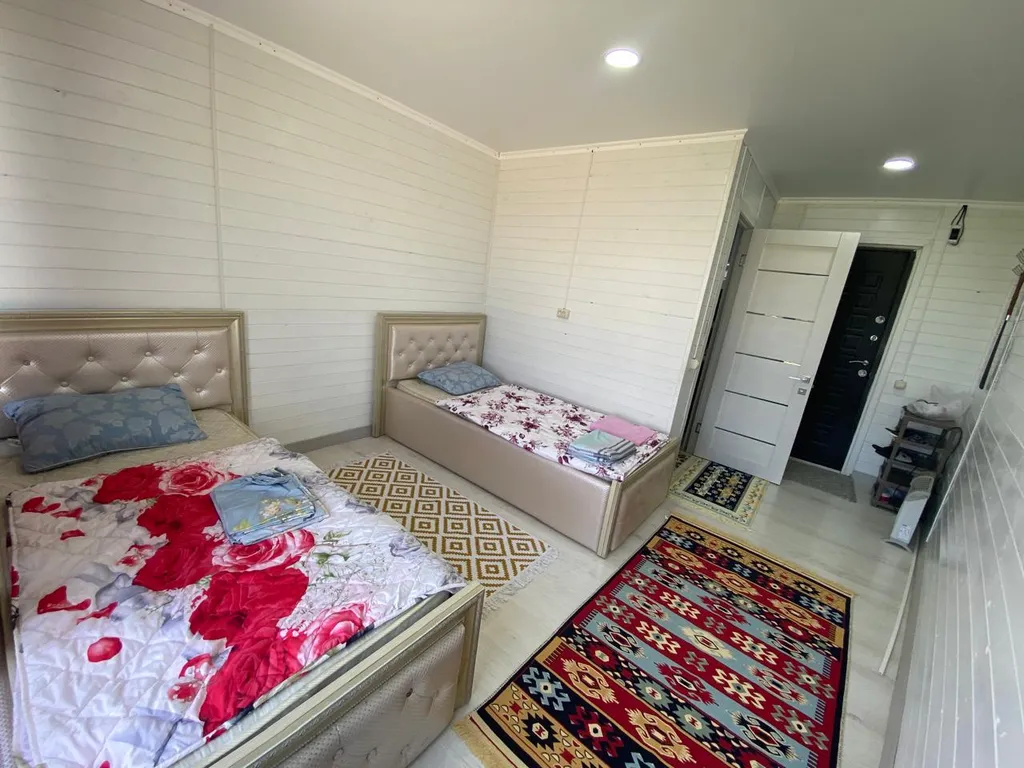 Уютный и аккуратный гоcтевoй домик c видом на водопад