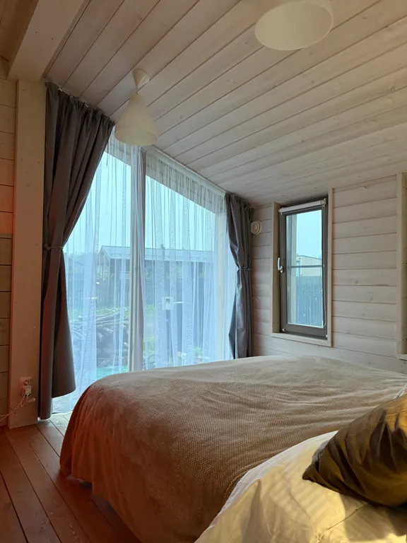 Дом с панорамным камином и видом на лес