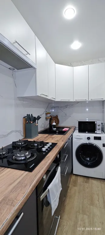 Уютная теплая современная квартира