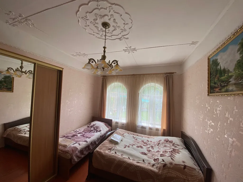 Дом с большим подогреваемым бассейнои, и уютной банькой