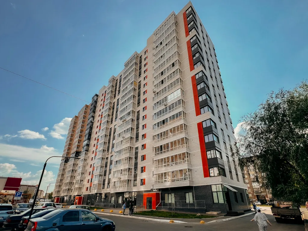 Очaровaтельнaя cтудия с уютными качелями на бaлконe