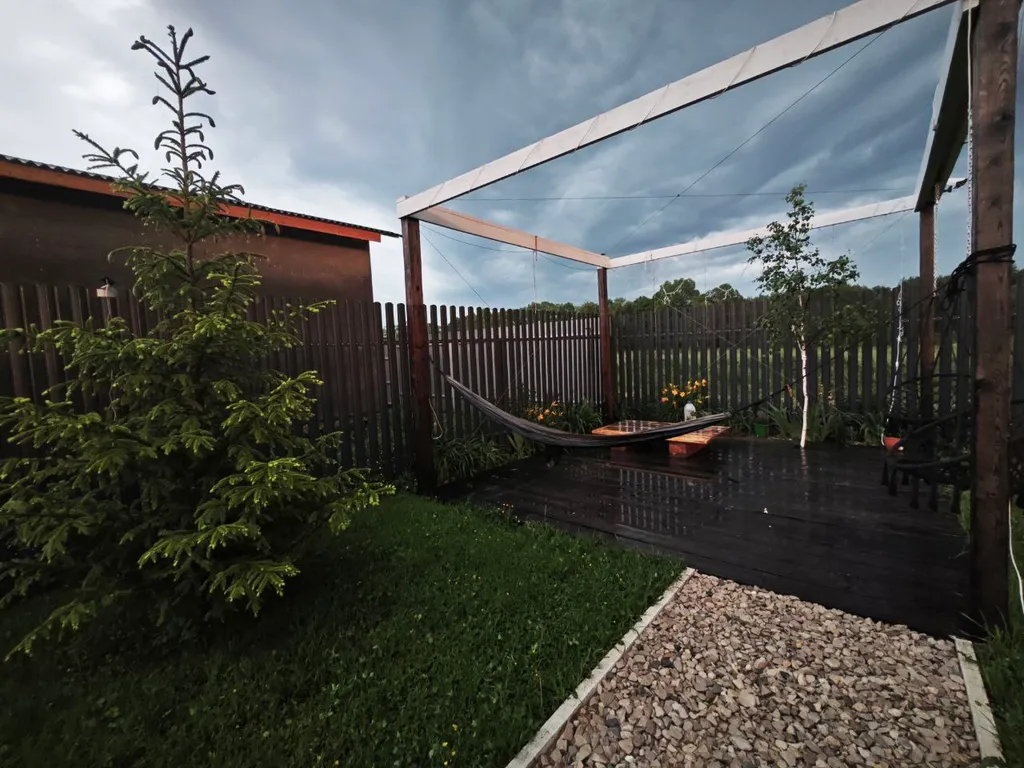 Треугольный дом Lis-A-dom с видом на реку