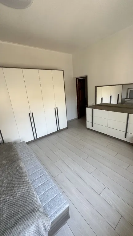 Большой двухэтажный дом в черте города и недалеко от моря