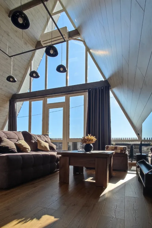 Панорамный домик с теплым бассейном в пяти минутах ходьбы от города