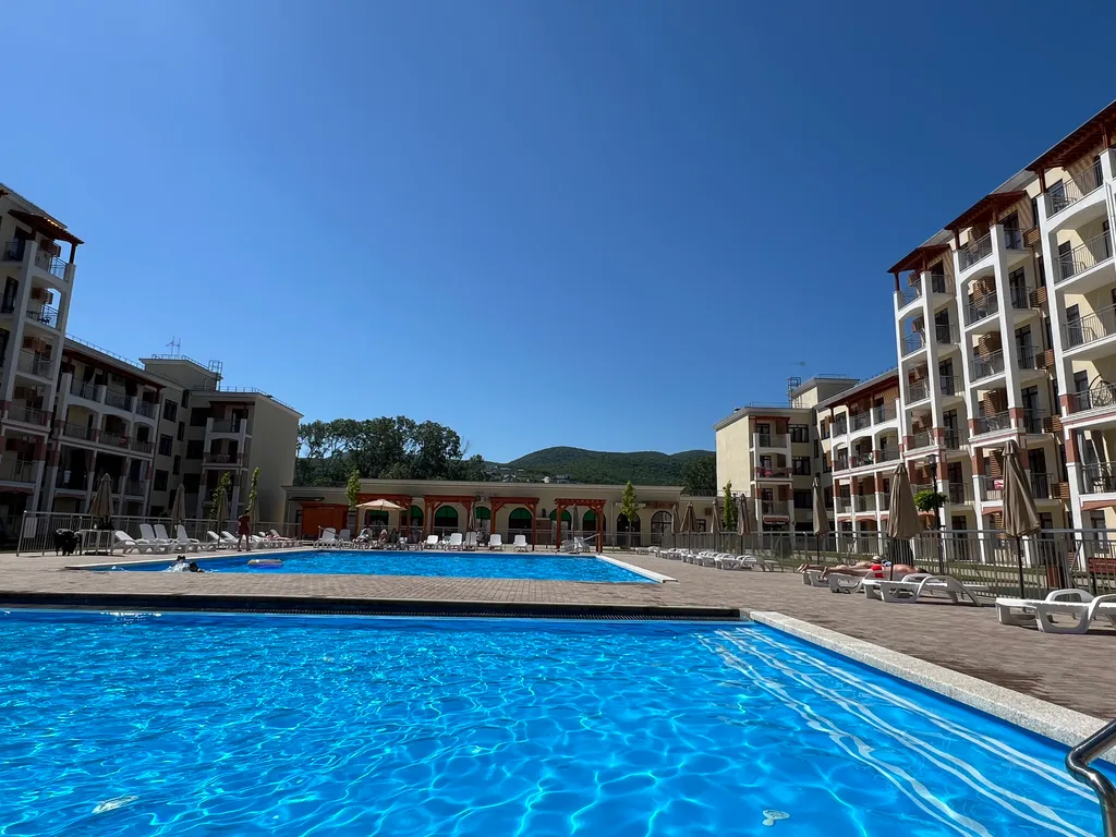 Милая квартирка с видом на горы и бассейном во дворе