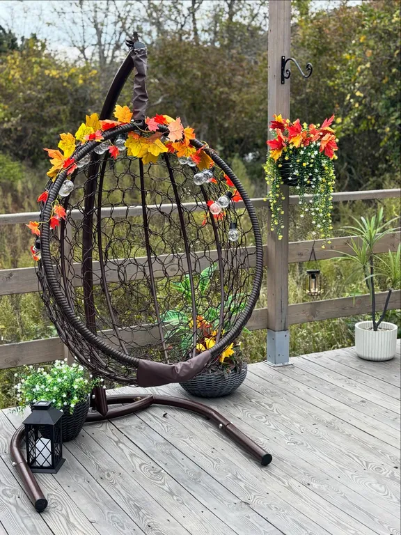 Уютная сфера на побережье