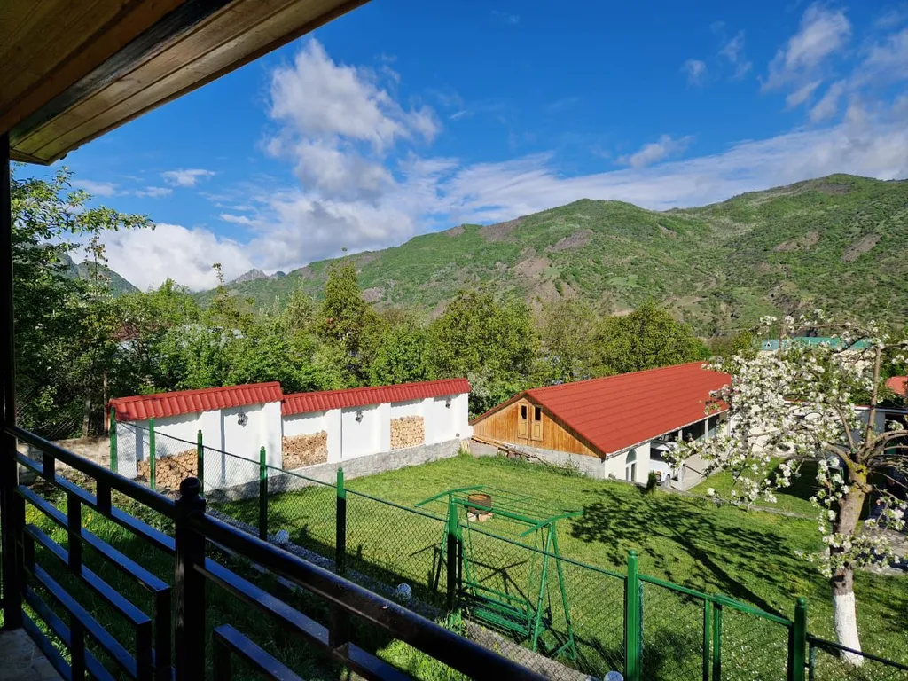 Вилла с садом и видом на горы