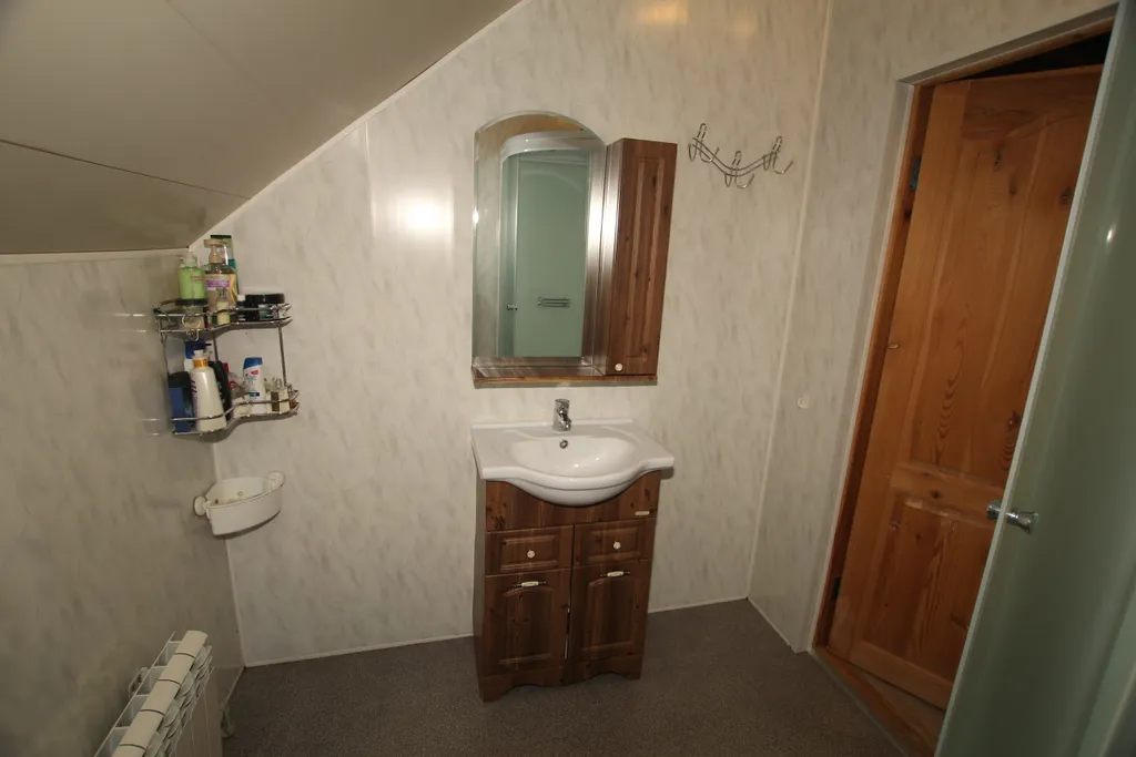 Шикарный дом находится на берегу озера, окруженный хвойным лесом