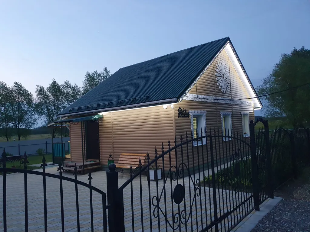 Уютный домик в деревне с верандой