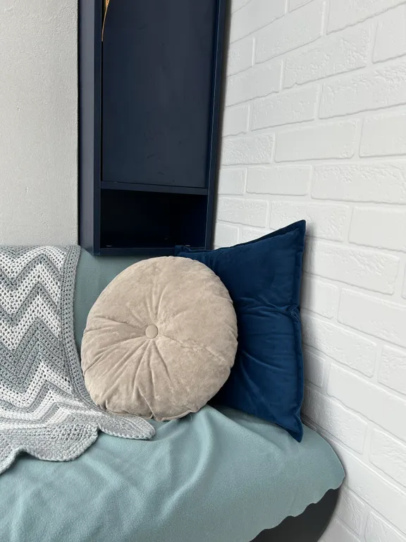 Студия с видом на город