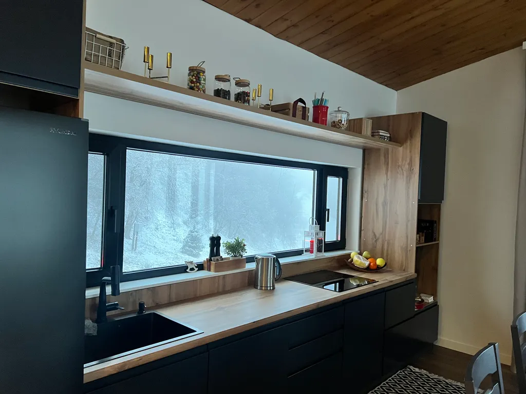 Домик на холме с видом на лес и горы