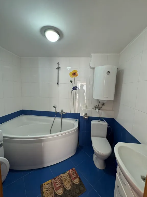 Белый коттедж на первой линии моря