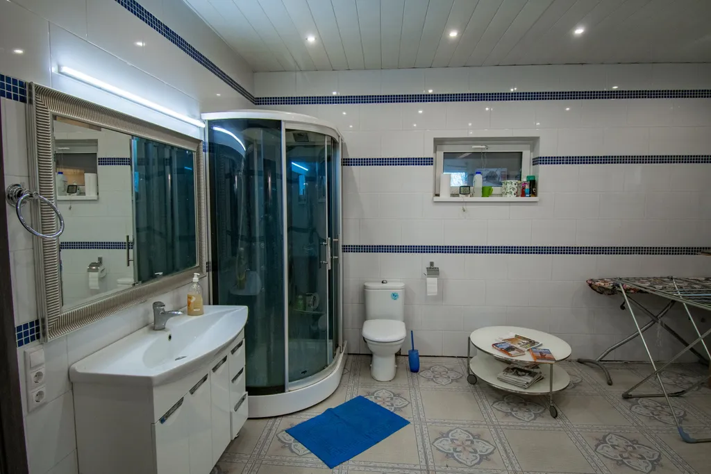 Просторный дом с живописным садом