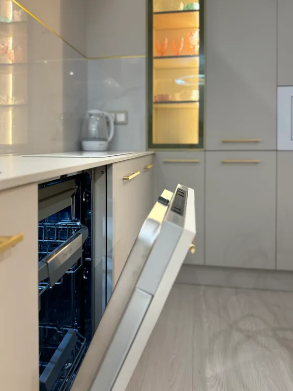 Яркая и современная квартира около Западного пляжа