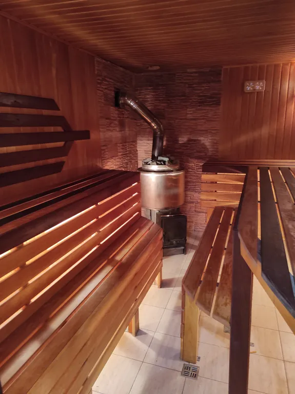 Коттедж с баней и бассейном на участке 6 соток