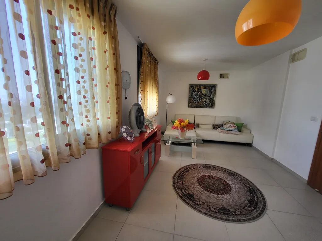 Комната в квартире на берегу моря, центр города, вид из окна.