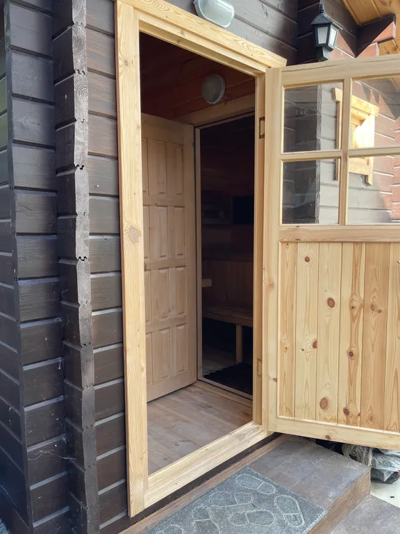 Небольшой уютный деревянный домик в живописном месте