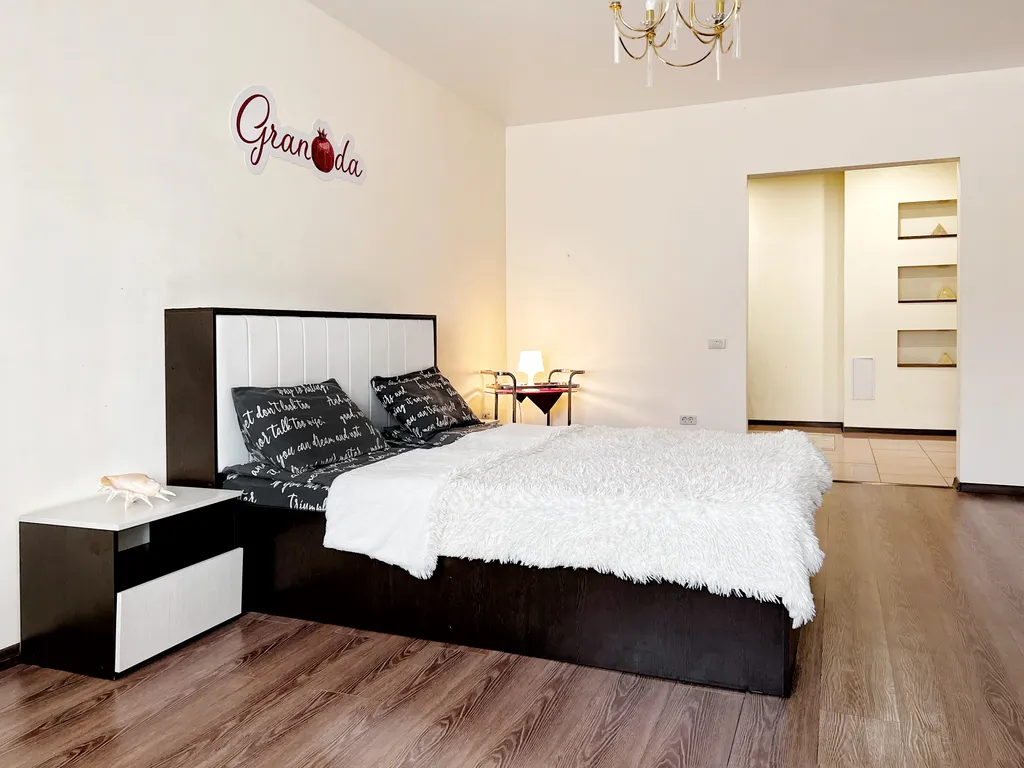 Красивая большая однокомнатная квартира в самом центре микрорайона ГГМ