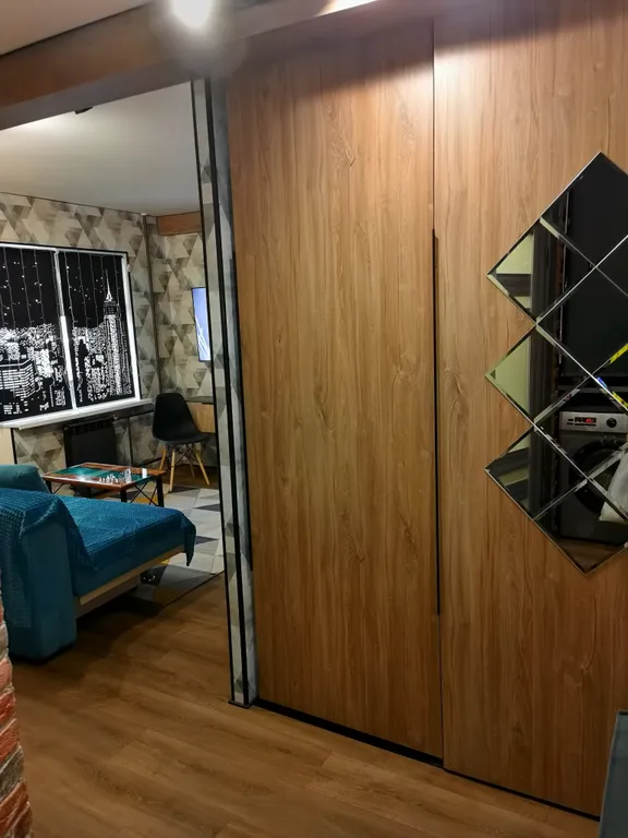 Тёмная, стильная, наполненная интимом и уютом студия в стиле лофт