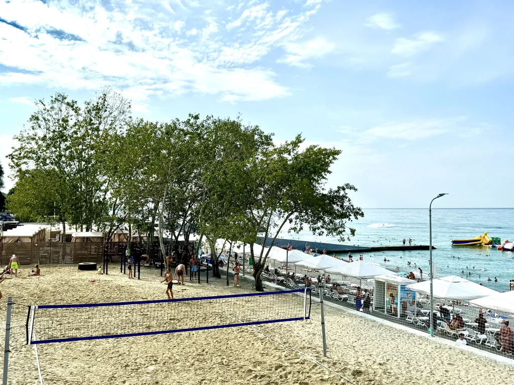 Видовая двухкомнатная с балконом на первой линии у моря