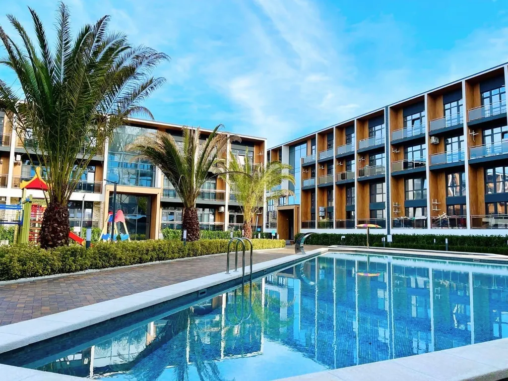 Студия с панорамными окнами и видом во двор