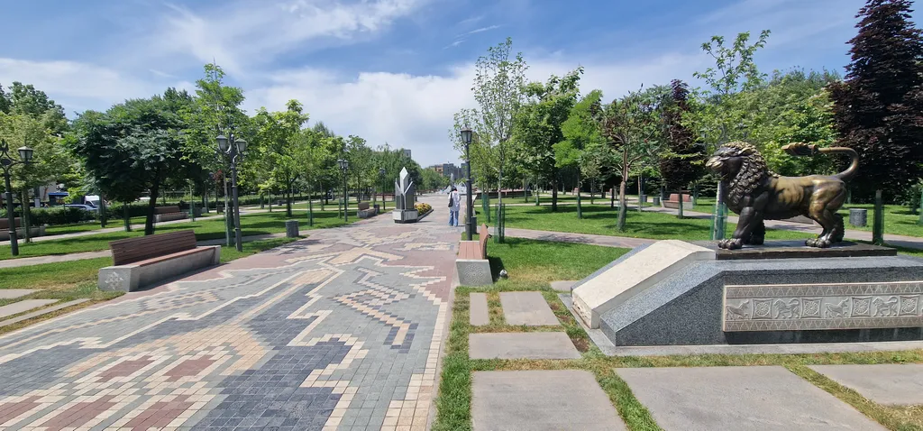 3-комнатная квартира с видом на парк у площади Республика