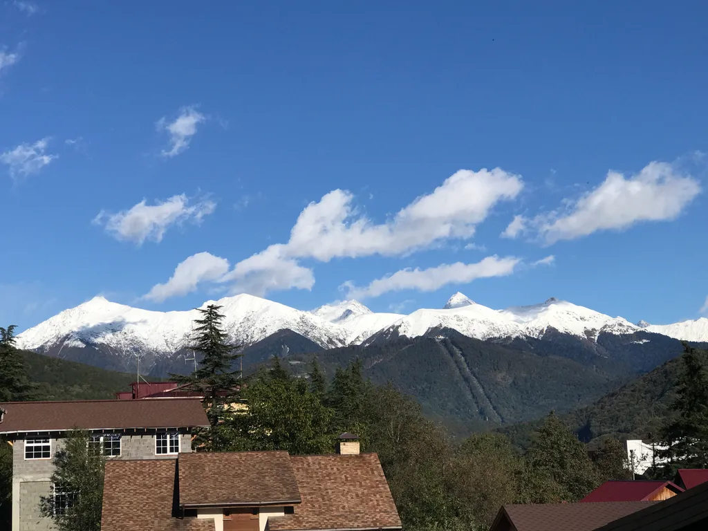 Панорамная студия с потрясающим видом на горы в центре красной поляны