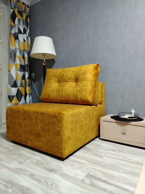 Стильная квартира с большой кроватью.