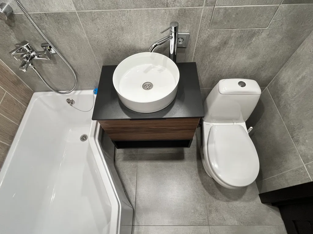 Дизайнерская студия с большим телевизором со смарт-тв