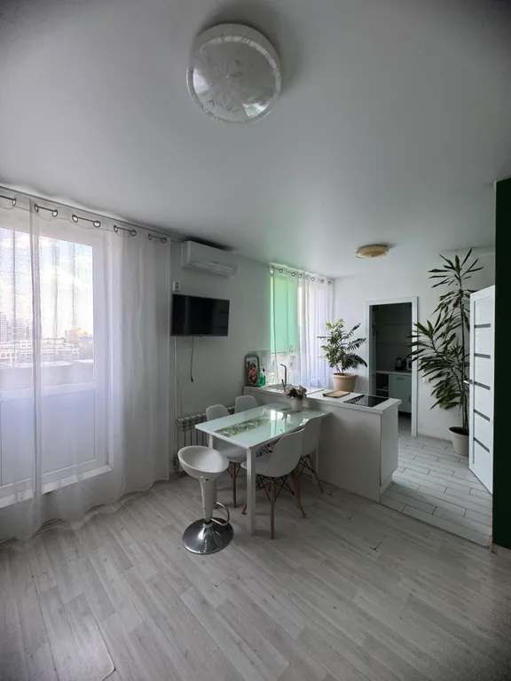 Шикарная студия с выходом на собственную крышу с садовой мебелью