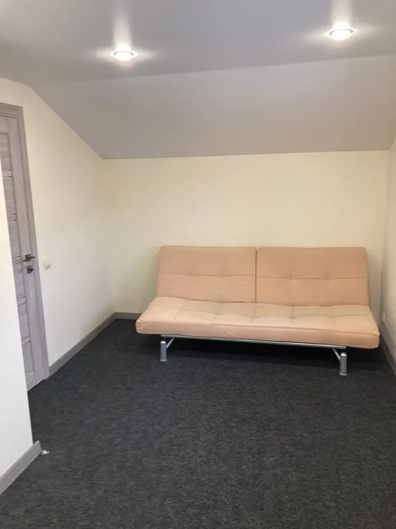 Дом в два этажа с двумя спальнями и гостиной, летний бассейн, баня