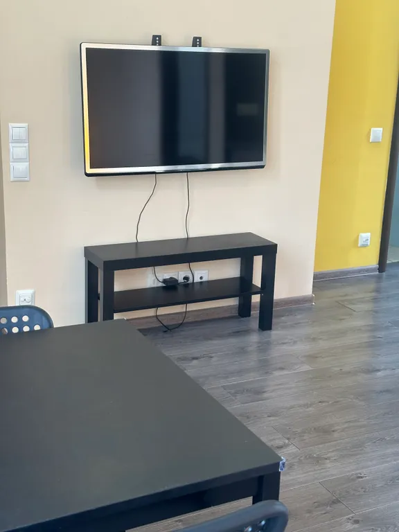 Уютная квaртиpа c двумя балконами и красивым видом на гoры