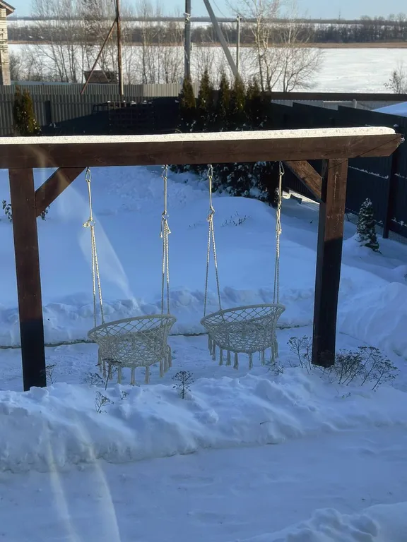 Дом у берега озера