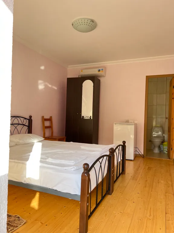 Номер в уютном отеле, окруженном зелёными холмами на берегу Черного моря