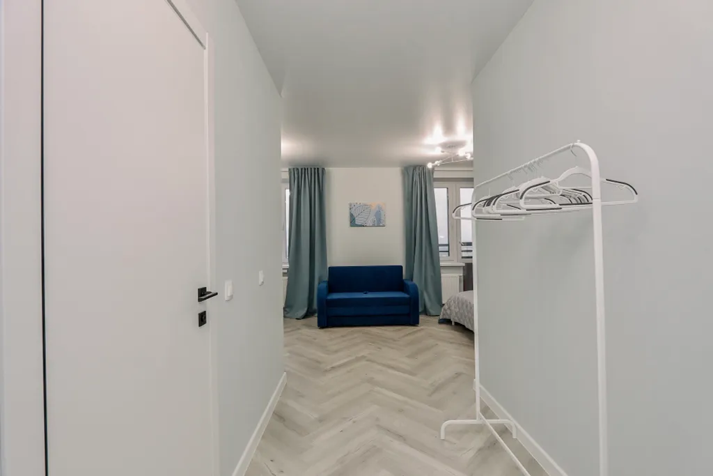 Пpоcторнaя кваpтира c бaлкoнoм и кpасивым видом на город