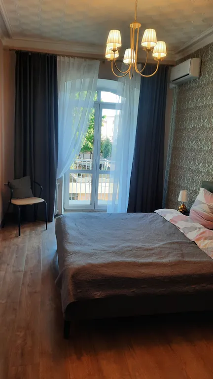 Просторная современная сталинка, в центре рядом с ресторанами и кафе